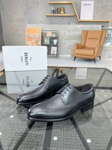B 顶级代购 布 炸街男神休闲系列皮鞋专柜同步发售原厂配置，意大利进口牛皮面料，全进口水染牛皮里垫，鞋底：帝原厂特供原版底超级舒适，原厂跟单货 高品质，可随意进