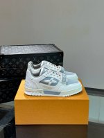 码数38-45L 奢品魔术贴trainer男士运动鞋 ，运动鞋记录设计师 Virgil Abloh 由复古篮球鞋激发的经典创意，此次拼接光滑牛皮革和 Monog