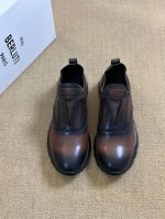 Berluti 布鲁提 低帮休闲运动鞋，这款百搭的低帮运动鞋鞋面采用进口小牛皮拼接网布，外侧饰有scritto图纹，后跟真皮包裹， 黑色尼龙内衬，内里垫脚进口小
