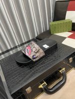 出厂价： 古奇拖鞋，多彩多色可选 官网最新专柜同步新款皮面H拖鞋 原版飞回正品开模完美打造最高品质 诚意巨献，可随意进出专柜鞋面采用原版定制意大利最新原版真皮组