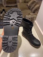 高 ，短240，二零二一早春成衣系列发布秀同款 Dior-Id 迪奥靴子，彰显现代风范。 富有质感的同色调橡胶镶片令鞋带若隐若现，以金色“Dior-Id”标志。