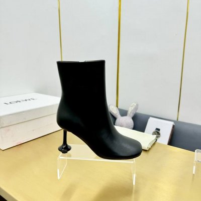 冲量价: 酒杯跟短靴 224 罗意威loewe明星同款最新圆头专柜百搭新品靴，鞋面采用进口开边珠牛皮哑光牛皮，质感超级奈斯，上脚一个高端产品，内里混种皮，意大利