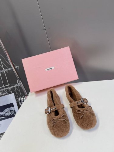 Miumiu代购级独家首发玛丽珍100%纯羊毛鞋 新季的潮流要素 与此刻挚爱的概念，多元对撞，传达现代风格~ 怎么穿都好看！时髦精最爱 上脚超级舒服 面料：进口
