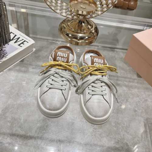 出厂 Miu Miu 2024秋冬新款的休闲运动小白鞋和半拖，真的美炸啦！全新鞋带，清新甜美_ 运动小白鞋，简约而不简单。经典的白色，超级百搭，无论是搭配牛仔裤