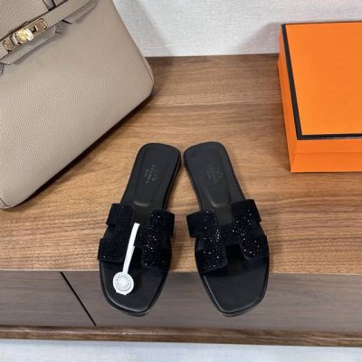 出厂价 Hermes 爱马仕H拖鞋Oran凉鞋系列 时尚又百搭 超级舒服 每个细节都做到极致 原版麂皮 原版1:1独家私模鞋面 原版真皮沿条大底 包装: 每对鞋