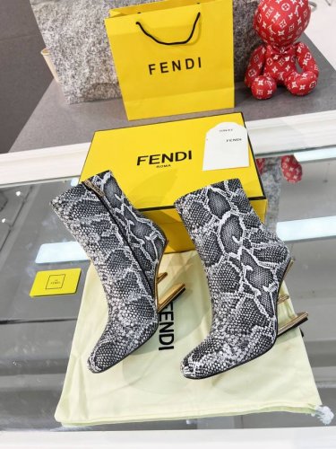 Fendi First鞋。 设计感非常强的一款！上脚真的是出乎意料的舒服，金色金属斜对角f形立体鞋跟，完美的把fendi的这一经典要素展现出来，前卫时尚舒服的设