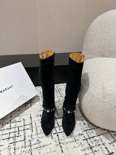 Isabel Marant Aw 秋冬经典复古长靴 西部风裸靴主宰 24Ss秀场，牛仔靴无疑是历久弥新的其一鞋款，而秋冬系列靴履则是超脱经典的出色之作 各大in