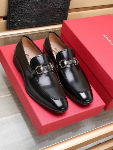 工厂 Ferragamo 最新高端顶端品牌奢侈～代购，顶级～质量。新時尚商务男鞋鞋面選用原版开边珠牛皮牛皮内里，精细做工。原版个性时尚柔软组合耐磨防滑大底，上脚