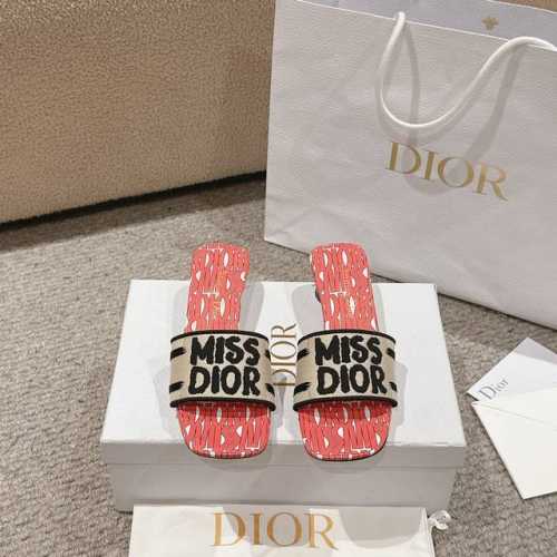 平底 中跟 代购级别 2024新款迪奥miss Dior 系列平底拖鞋，经典上乘美艳力作 Dior专柜最火春夏系列 兼备气质 时尚 经典耐看的设计风格 上脚效果