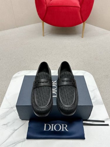 Dior 迪奥 休闲皮鞋商品材料：精选 意大利进口头层开边珠牛皮鞋面+经典五金扣，进口水染牛皮内里。强烈立体视觉效果，原版大底 码数：39-44 男38.45定