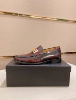 工厂价: 范思哲 Versace 新品系列ss爆款新品休闲皮鞋、头层牛皮 鞋面五金扣和鞋口侧饰标识、鞋垫和鞋底有品牌标识鞋面：牛皮100%内里：牛皮 100%垫