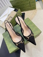 Gucci 24ss春夏新款 G家尖头马衔扣V型系列，经典再现，简约设计高雅品质，鞋面以羊皮双G布材料匠心打造，鞋面缀饰亮眼的经典马衔扣，后带着釆用松紧带设计，