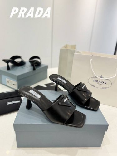 工厂价 Prada 普拉达 闪亮登场高跟方头拖鞋，三角经典logo标。呈现经典轮廓。不管面对任何场景 主场只属于你！面料 :开边珠羊皮内里， 鞋底：原版意大利真