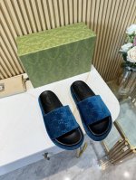 工厂价 全年出货， 个色 古驰Gucci最新限量厚底拖鞋 。顶级品质发售 购入正品开发 . 材质.工艺与原版一致鞋面：原版特殊印刷工艺印花 内里：透染羊皮大底：