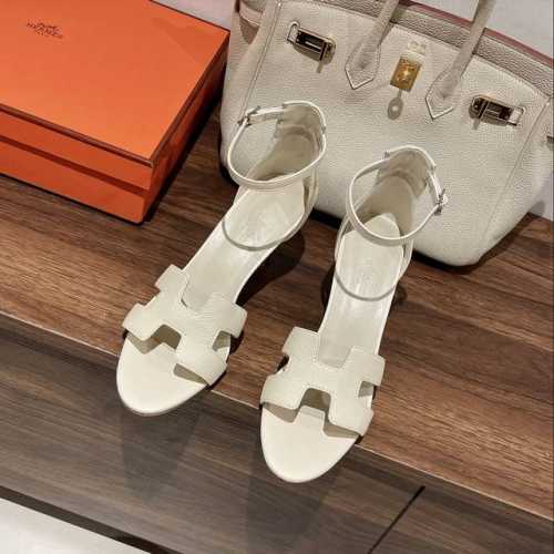 Hermes 爱马仕 Epson手掌纹系列！升级版本出！将经典延续 Hermès 坡跟凉鞋新配色爱马仕的坡跟凉鞋是我见过最简约最耐看最有气质的！！！任何风格都能