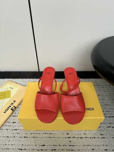 Fendi 24Ss 芬迪系列 双ff 高跟 凉鞋 采用锥形鞋头和金属踝带设计 ，鞋跟饰有金属selleria缝线及金属饰钉 互相呼应 展现出最前卫时尚舒服的设