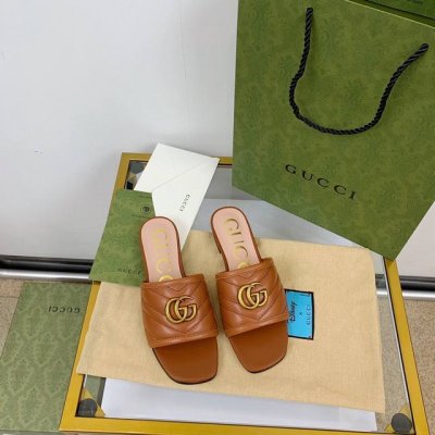 出厂价 代购级Gucci 经典拖鞋 彩色系列 超适合夏天经典GG扣 全部都是开模五金 非常有厚度，并且有光泽度鞋面小牛皮，不会很硬，上脚很舒服，软软的。垫脚山羊