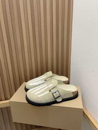 Birkenstock 勃肯骨头包头半拖 这款经典的包头半拖采用优雅的大金属扣。舒适且易于穿着。半精致的鞋垫的衬里覆盖着柔软的光滑皮革，与鞋子的颜色相匹配。鞋面