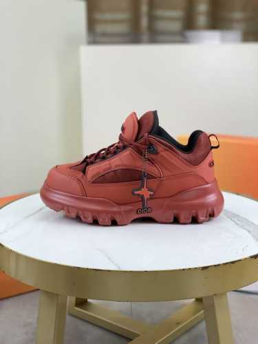 工厂价 顶级版本 迪奥dior Chrono 高版本秋季中帮运动跑步鞋 2025秋季新品，以白色和黑色网眼织物搭配皮革效果镶片，两侧饰以电脑打印 Cd 标志、鞋
