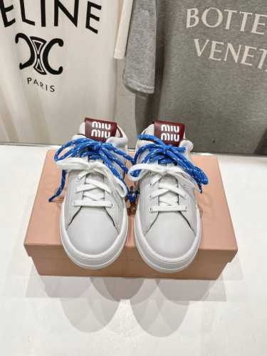 高版本出厂 缪缪miumiu2024Ss新款火爆款脏脏鞋系带做旧小白鞋 今年主推款 复古做旧时尚 简约高级 随意搭配 上脚非常舒适，年度必入款！鞋面原版牛皮，内