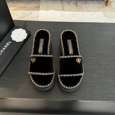 CHANE*｜小香25C春夏新品度假厚底链条双C爱心凉拖拖鞋这一季度假凉拖系列真的超美 搭配链条双C五金装饰 简约百搭上脚超级美的 怎么看怎么好看 Go 材质：