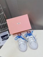 Miumiu 缪缪新款美式复古风~ 颜值担当火爆款双鞋带小白鞋 不得不入的一款～做旧时尚，简约高级 随意搭配上脚非常舒适，年度必入款！ 早春最新走秀款运动小白鞋
