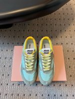 代购级 Miu Miu 25Ss 春夏新款走秀Miumiu 德训 休闲鞋 秀场工艺来自Miu Miu系列的细节特写 新季的潮流要素一 与此刻挚爱的概念，多元对撞
