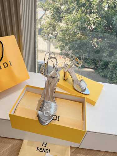 350所见即所得G288顶级版本Fendi 芬迪凉鞋秀主推系列，新品上线，芬具桌脚设计灵感改创于今年秀场的主推系列鞋履 当季新品拖鞋，众所周知，鞋子永远设计为高