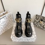 橙子出厂价 Valentino 华伦天奴 秋冬新款 金属v扣系带短靴 马丁靴 小红书秋冬热搜短靴 纯欲穿搭 码数：35-40