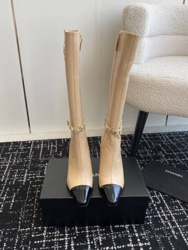 代购级 Chanel 香奈儿 24Ss 秋冬新品 方头细跟 高靴 适合一切脚型，显瘦百搭～经典版型搭配组合营造出了很强烈的高级感 上脚非常精致 俏皮 而且很显女