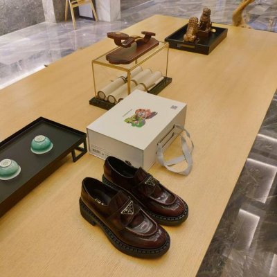 顶级包装配套最高版本 PRADA 普拉达秋冬新款经典型定形底粗跟圆头乐福鞋，新款楦型线条升级修改，官方最新线条，大底是新版成型大底更加柔软轻便，款式延续了普拉达