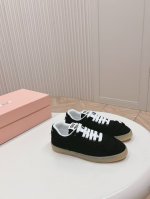 出厂 ，最新爆款！2024 缪缪miumiu 最新款 阿甘鞋 德训鞋 复古时尚 简约高级 随意搭配 上脚非常轻便舒适，鞋面原版牛仔面 最新开模原版大底。Size