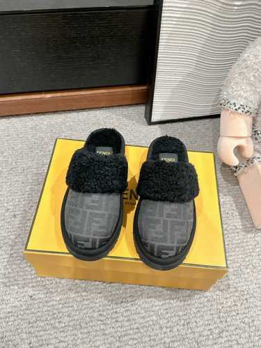 顶级品质Fendi Ss24 New Arrival～芬迪2024秋冬新款｜平底毛拖鞋Fendi每年都会出－两款经典的包头拖鞋，这款半拖皮面压花+羊羔毛搭配发泡