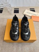 LV 路易威登Runner tatic系列 厚底 休闲运动鞋跑鞋 顶级版本，原版开发 做货 本款 runner tatic 运动鞋融合网格面料和饰带等科技材质，
