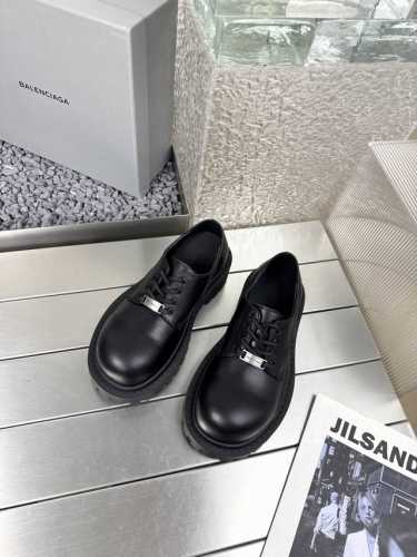 balenciaga巴黎世家 Stomper Derby新款大头德比鞋 这双鞋简直是今年潮流圈的黑马，夸张的大头设计，让人一眼就爱上！ 第一眼看到它，就被那双大