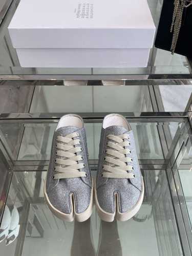 330Maison Margiela 马吉拉 Mm6秀款 分趾饼干休闲鞋 前卫的夹脚设计与主线的Tabi分趾设计有着异曲同工之处 充满艺术气息的怪异感 既保留了