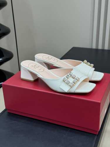 rv 小跟拖鞋24新品优雅致美单品Tres Vivier 钻扣穆勒鞋本款穆勒鞋以漆皮 单宁点缀闪钻饰扣 4.5cm粗跟平稳舒适精致优雅又舒适 增添活泼欢快的夏日