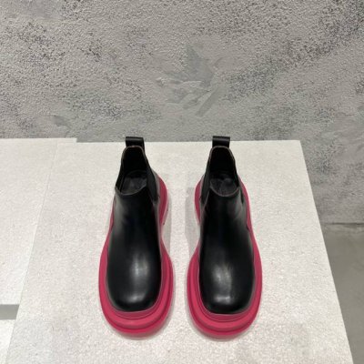 冲量价: 男款+30 顶级高端版本 代购品质 原版开发 Bottegaveneta高版本情侣款短筒波浪底系列马丁靴，耗时三个多月升级版终于完美复刻，我们把每一个