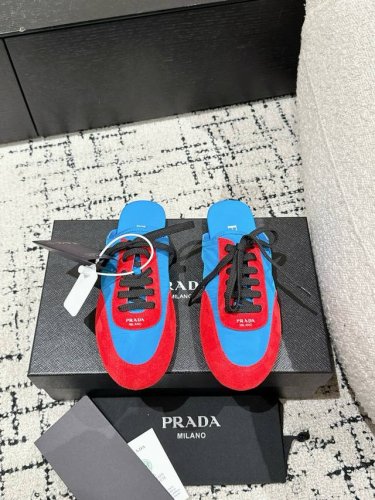 代购级Prada 普拉达 25 早春 走秀 休闲 阿甘 德训鞋 出镜率很高的就是这款德训鞋 外形是像芭蕾舞鞋一样的跑鞋，柔软的皮质加上Prada 专属尼龙材质上