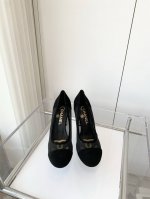 小香2025春季新品 ～～～小香高跟凉鞋！同原版1：1复制！非市场普通版本。 面料：麂皮Or织物 内里：羊皮 跟高：8.5Cm 码数：35-39 40定做不退换