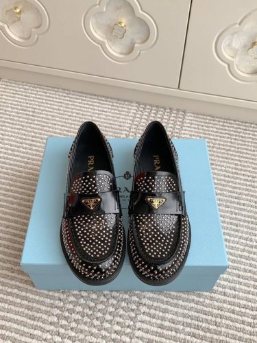 Prada 25Ss 普拉达走秀款铆钉 三角标乐福鞋 顶级品质 乐福鞋款式经典，饰以铆钉提升格调，增添精致风格。 面料进口开边珠牛皮 牛皮内里 原版开模橡胶大底