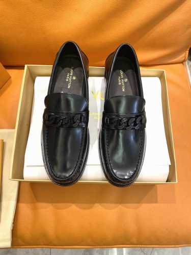 L家新品 Loui* 乐福鞋皮鞋 官方售价 Rmb,000 本款major乐福鞋正面选用monogram提花织物 拼接搭配皮革饰边 鞋面饰同色系皮革带 搭配金属