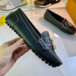 出厂价 Louis Vuitton这款arizona便鞋采用monogram Eclipse帆布，其手工漆绘染边及手工缝制鞋面充分展现了路易威登的传统制鞋工艺。