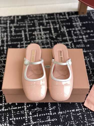 代购级 Miu Miu 缪缪 25ss春夏 小粗跟 玛丽珍 半拖 上脚果然更惊艳~个性设计非常百搭，而且高度也太适合我了，穿着不累脚 绝对入手不亏的一双！面料：