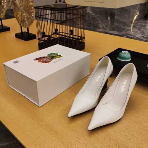 頂級包裝配套最高版本 PRADA 普拉達秋冬新品， 頂級版本 實力來襲！ 奇異三角跟 四季尖頭單鞋。 網紅爆單款來襲，經典商標金屬標識三角形注入於三角形鞋跟，造