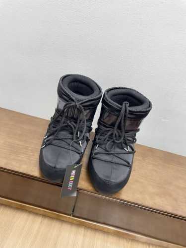 布面 顶级版本moon Boot Vs秋冬最新款复古雪地靴 时髦人都在穿moon Boot雪地靴如果你难以接受ugg的复兴那现在有一款更另类的雪地靴又杀回来了，