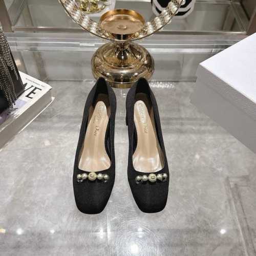出厂350绸缎P340 25Ss早春新款迪奥Dior Paris 露跟高跟鞋Cd珍珠扣粗跟后空凉鞋 这款 Dior Paris 露跟高跟鞋是二零二五春夏成衣系列