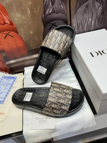 Cd家迪奥高端男士夏季拖鞋，鞋面材质头层牛皮，压印品牌logo，私模大底，细节完美，尽显大牌风范，休闲宽松舒适型，高品质精品，夏季必入哦！ Size：男40-4