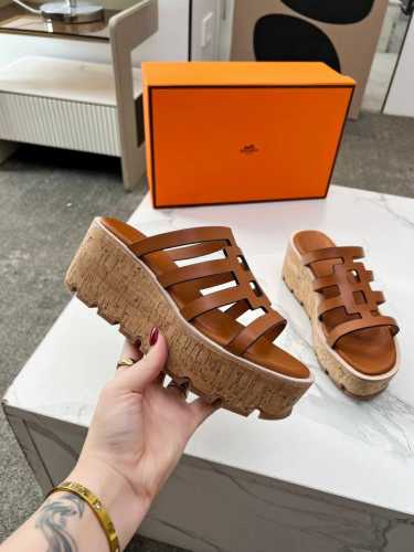 Hermès ，版型做工材料升级。Hermes市场最高版本纯手工鞋 顶级产品爱马仕松糕鞋 早春新款原版一样， 师傅级纯手工打造 ！高端定制，独家产品，行业最高版