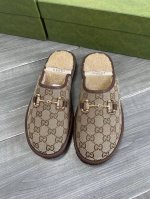 男女同款 Gucci金典男士马衔扣 Gg 拖鞋 与图案的历史渊源相呼应，Gg 图案采用了特材混合，用于 Gucci Love Parade。十年又一年地出现在每